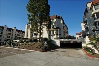 5865 Friars Rd in San Diego, CA - Foto de edificio - Building Photo