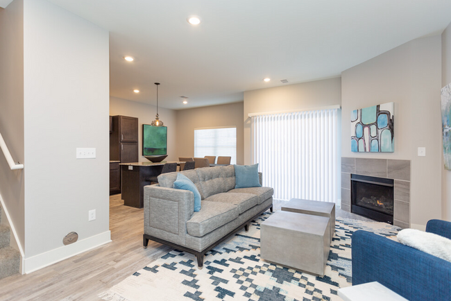 456 Somerset Dr NE in Grand Rapids, MI - Foto de edificio - Building Photo
