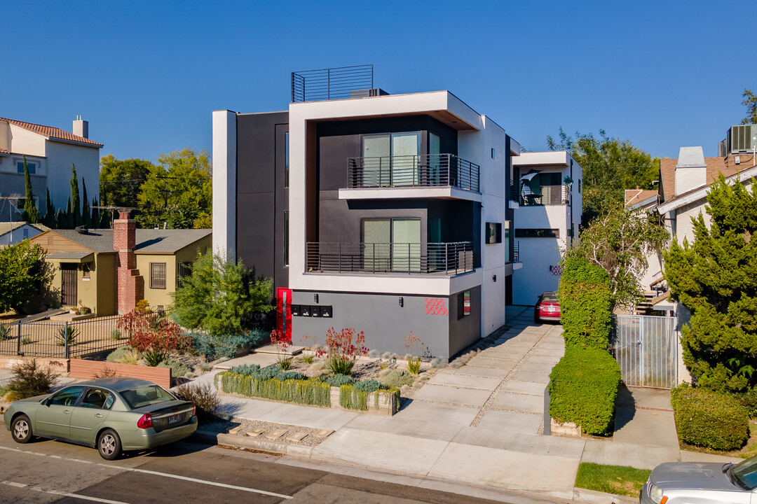 5636 Woodman Ave in Van Nuys, CA - Foto de edificio