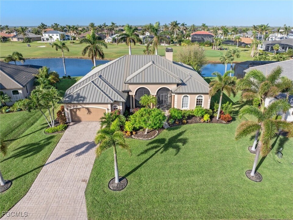11768 Lady Anne Cir in Cape Coral, FL - Foto de edificio