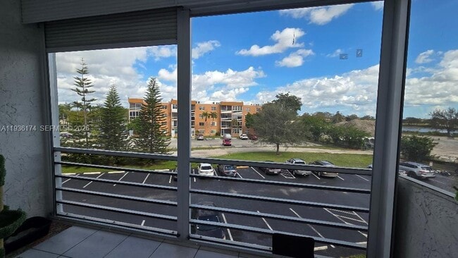 3000 Sunrise Lakes Dr W in Sunrise, FL - Building Photo - Building Photo