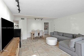 9394 SW 77th Ave in Miami, FL - Building Photo - Building Photo