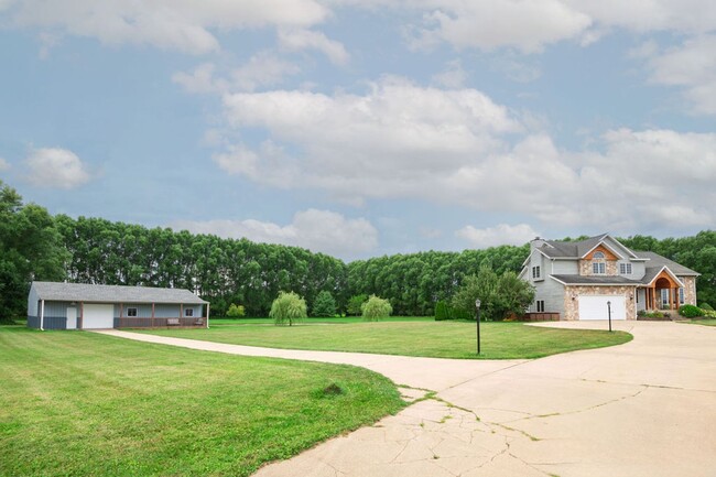 9720 Holden Rd in Baroda, MI - Foto de edificio - Building Photo