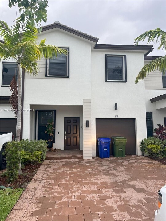 158 SW 185th Ter in Pembroke Pines, FL - Building Photo
