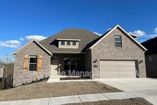 1574 N Pershing St in Fayetteville, AR - Building Photo
