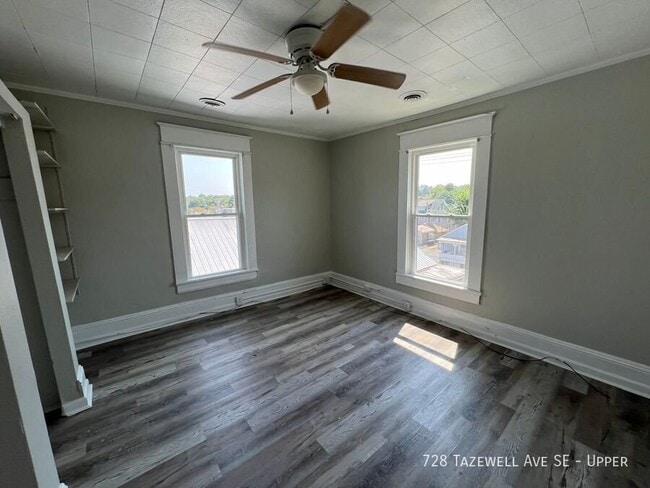 property at 728 Tazewell Ave SE