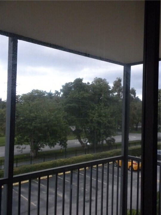 16950 W Dixie Hwy, Unit 334 in North Miami Beach, FL - Building Photo