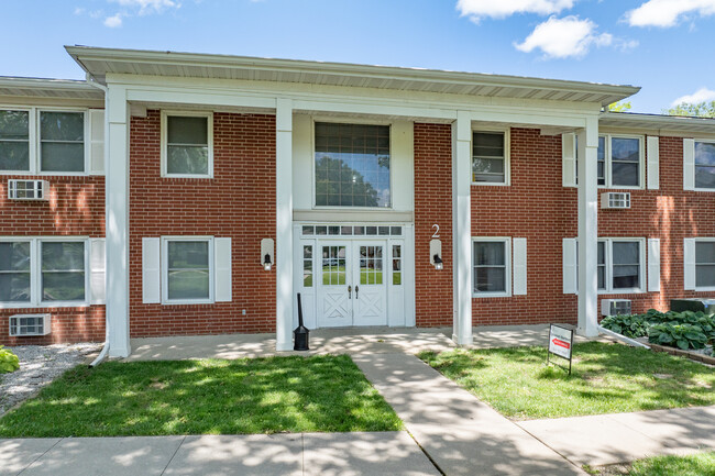 Lakewood Hills Apartments in Coralville, IA - Foto de edificio - Building Photo