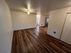 MF 11 - Cedarhurst Village Apartments in Portland, OR - Building Photo - Building Photo