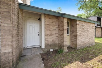 6903 Woodhue Dr in Austin, TX - Building Photo - Building Photo