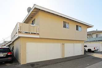 16561 Delton Cir in Huntington Beach, CA - Building Photo - Building Photo