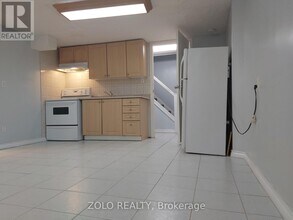 12 Glenstroke Dr in Toronto, ON - Building Photo - Building Photo