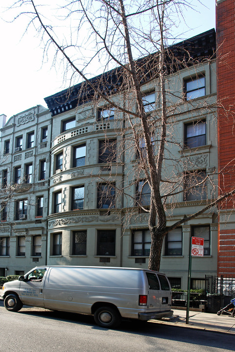 156 W 74th St in New York, NY - Building Photo