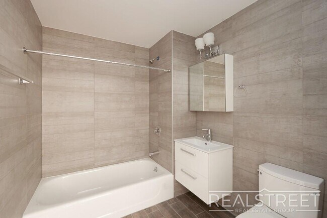 LUXURY 3 BR in Queens! in Queens, NY - Building Photo - Building Photo