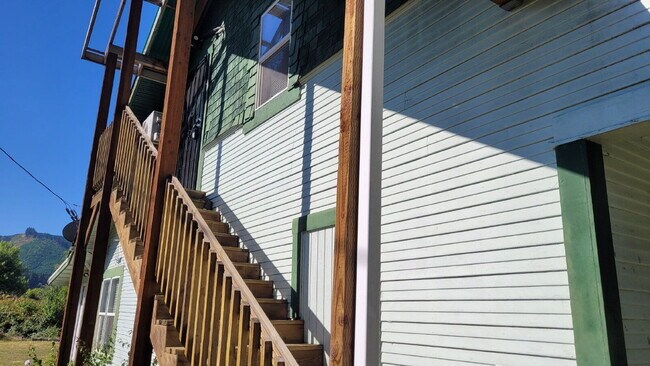368 E Dean Ave in Sutherlin, OR - Building Photo - Building Photo