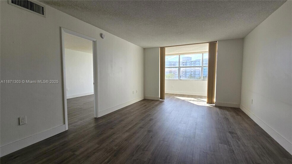 1300 NE Miami Gardens Dr, Unit 517E in Miami, FL - Building Photo