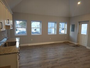 32 West St, Unit 3 in Middleboro, MA - Foto de edificio - Building Photo