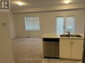 24 Dewberry Dr in Kitchener, ON - Building Photo - Building Photo