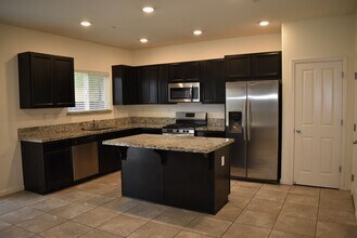 3201 Radiant Wy in Roseville, CA - Building Photo - Building Photo