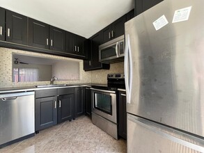 2700 S Oakland Forest Dr in Oakland Park, FL - Building Photo - Building Photo