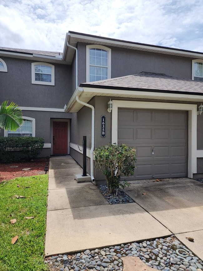property at 1635 Vineland Cir