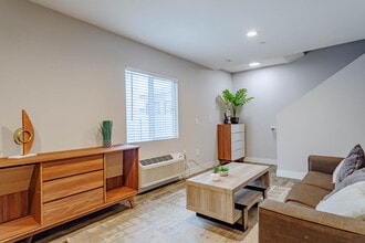1252 W 37th Dr, Unit Room A in Los Angeles, CA - Foto de edificio - Building Photo