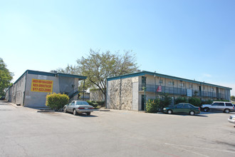 South Plaza Apartments in Fort Worth, TX - Building Photo - Building Photo