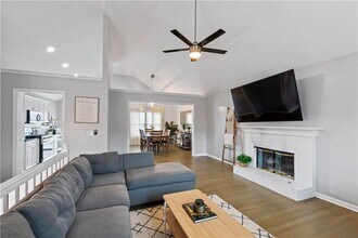 2437 Pondside Pl NE in Marietta, GA - Foto de edificio - Building Photo