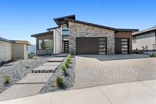 2507 Pinnacle Rdg Dr in West Kelowna, BC - Building Photo