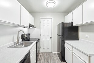 Park Trail Apartments in Zion, IL - Building Photo