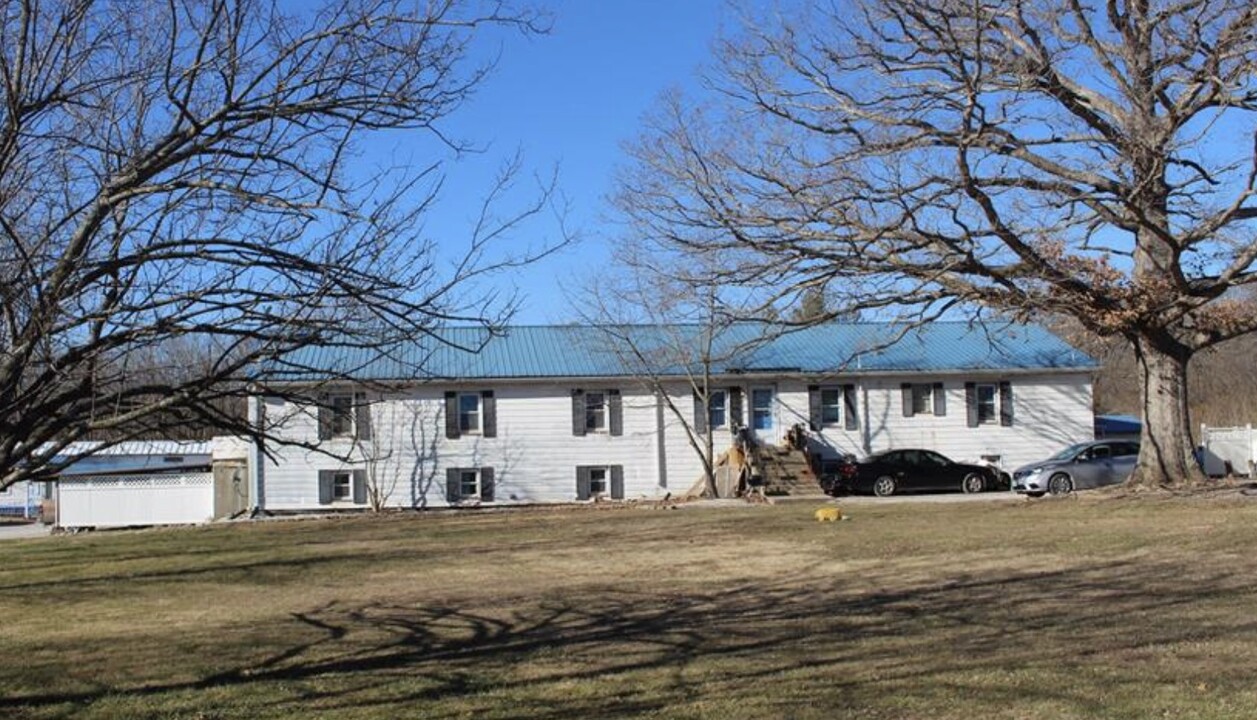 53 & 55 State Route Y in Jonesburg, MO - Building Photo