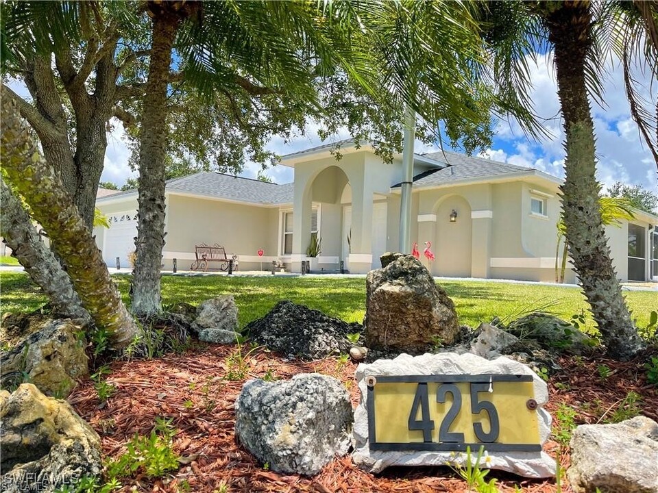 425 SE 19th St in Cape Coral, FL - Foto de edificio