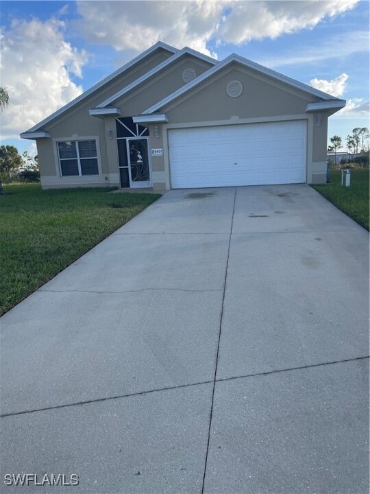 8401 Gassner Way in Lehigh Acres, FL - Building Photo