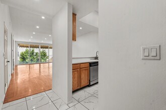 1559 Winona Blvd, Unit D3 in Los Angeles, CA - Foto de edificio - Building Photo