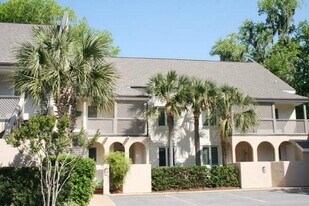 200 Colonnade Dr in Hilton Head Island, SC - Building Photo