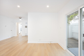 937 N Orange Grove Ave in Los Angeles, CA - Foto de edificio - Building Photo
