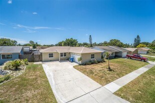 12813 128th Ave N in Largo, FL - Building Photo
