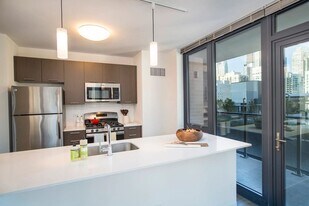 637 N Wells St in Chicago, IL - Building Photo