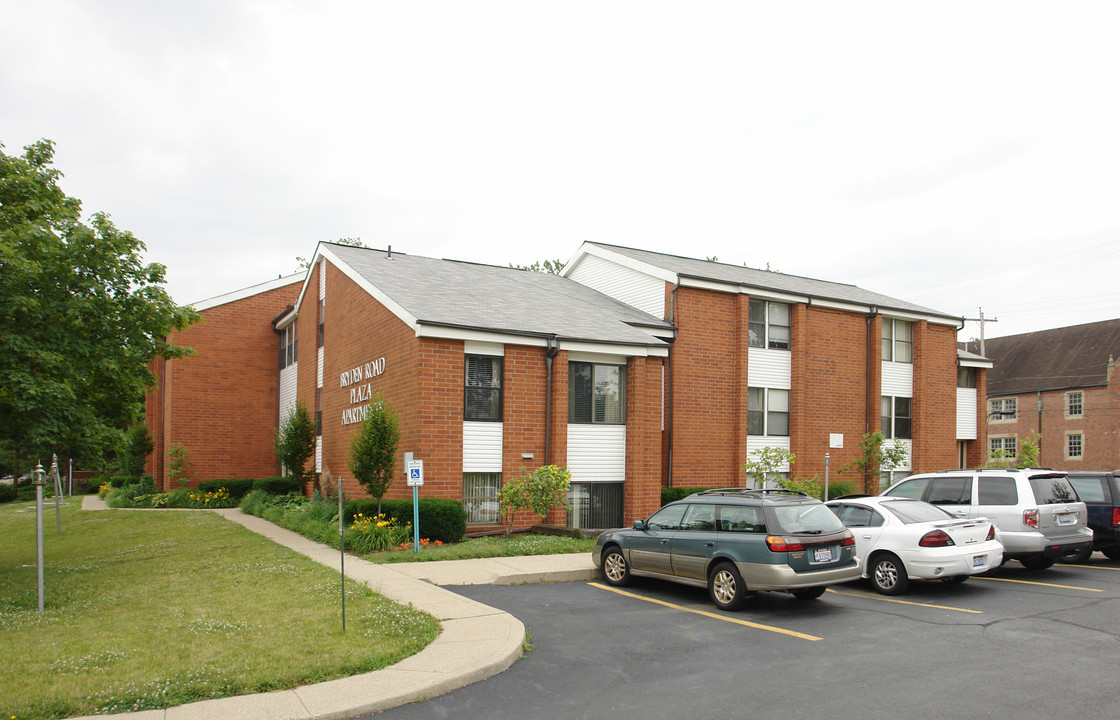 Bryden Road Plaza Apartments in Columbus, OH - Building Photo