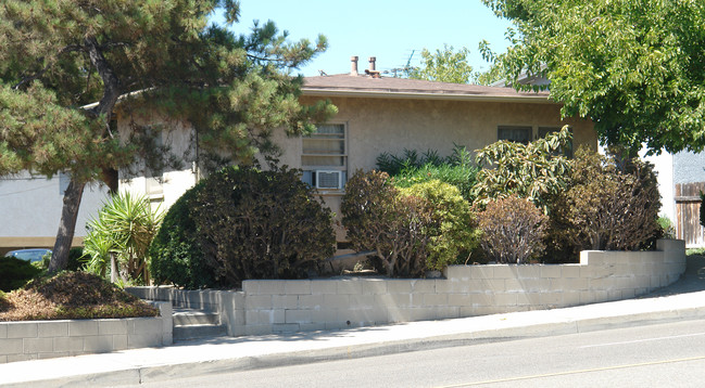 4133 Ocean View Blvd in Montrose, CA - Foto de edificio - Building Photo