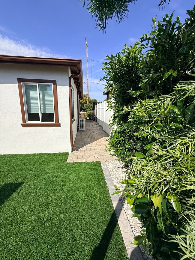 1346 W 222nd St in Torrance, CA - Foto de edificio - Building Photo