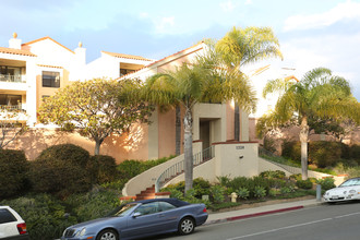 1220 Coast Village Rd in Santa Barbara, CA - Foto de edificio - Building Photo