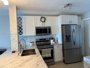 873 NE 195th St in Miami, FL - Building Photo - Building Photo