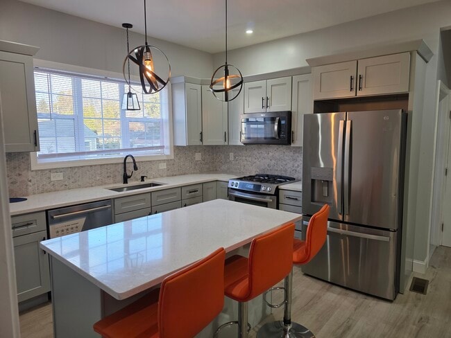 1352 Bay St in Fall River, MA - Foto de edificio - Building Photo