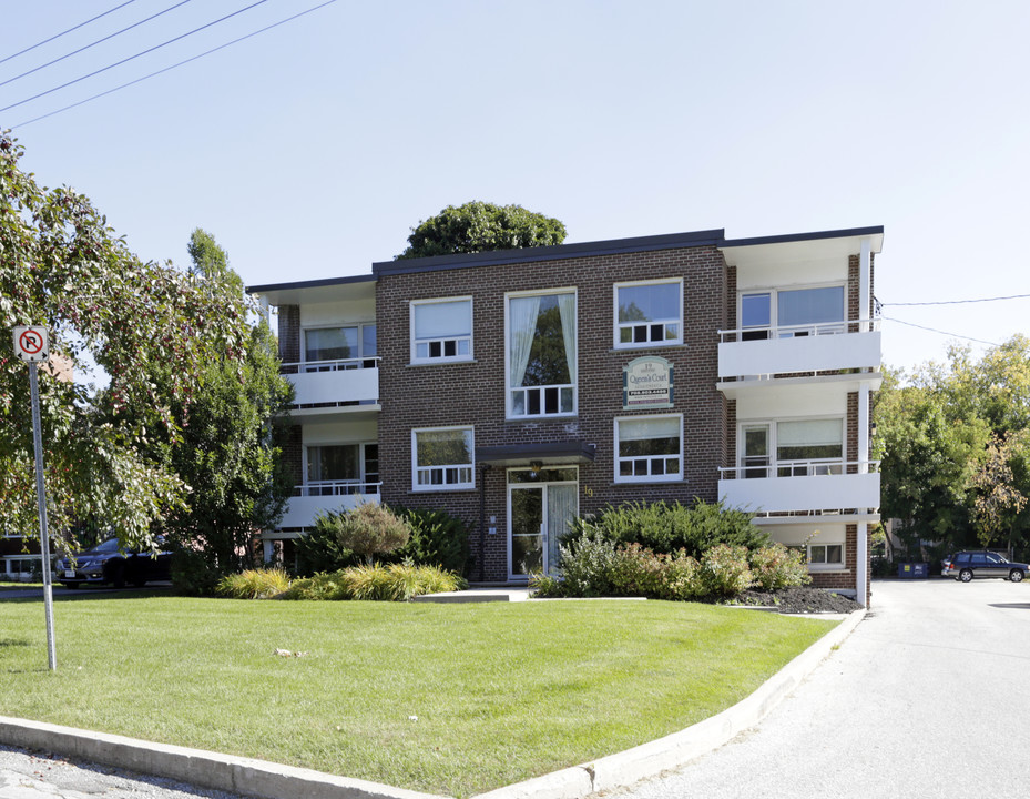 Queens Court in Barrie, ON - Building Photo