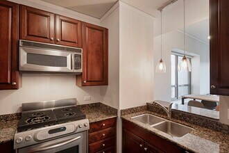 420 E Waterside Dr in Chicago, IL - Foto de edificio - Building Photo