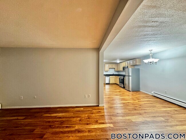 695 N Main St, Unit 8 in Fall River, MA - Foto de edificio - Building Photo