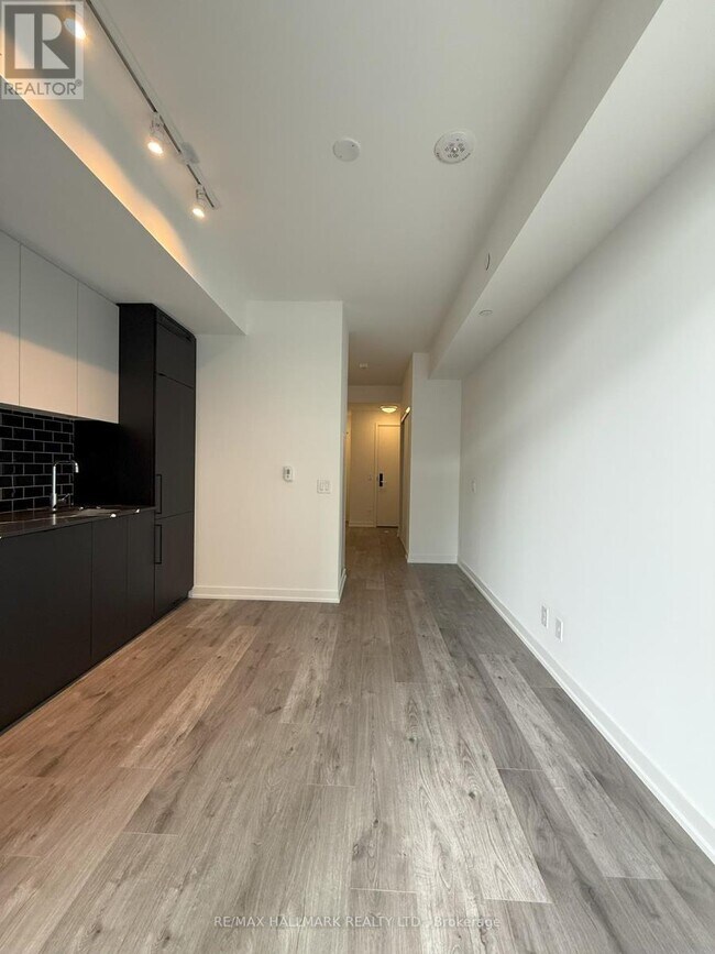 285-285 Dufferin St in Toronto, ON - Building Photo - Building Photo