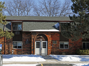 Fountain Square Apartments in Oregon, OH - Building Photo - Building Photo