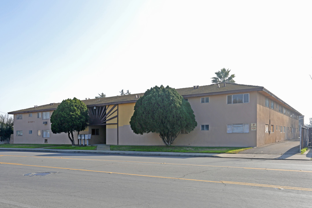 25 W I St in Los Banos, CA - Building Photo